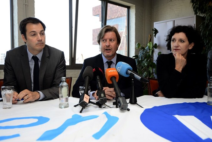 Eddy Baelemans, centraal tussen voorzitter Alexander De Croo en Antwerps lijsttrekker Annemie Turtelboom.