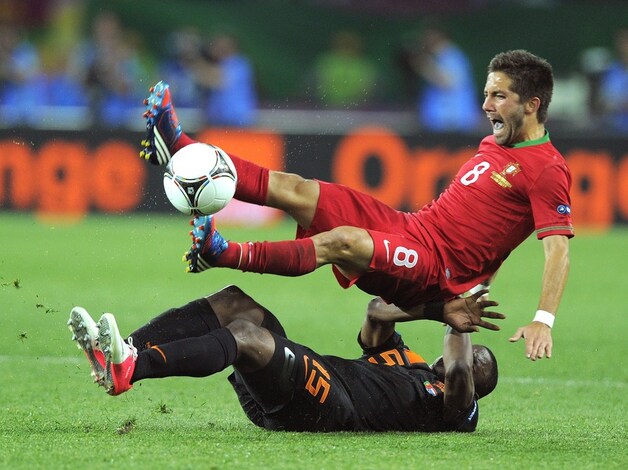 Willems met een spectaculaire tackle op Moutinho.