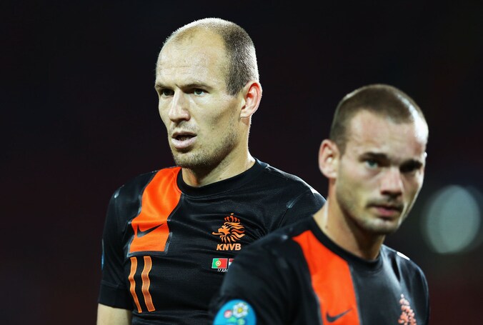 Het is voorbij voor de Nederlandse sterren: Robben en Sneijder stappen straks het vliegtuig op naar Nederland.