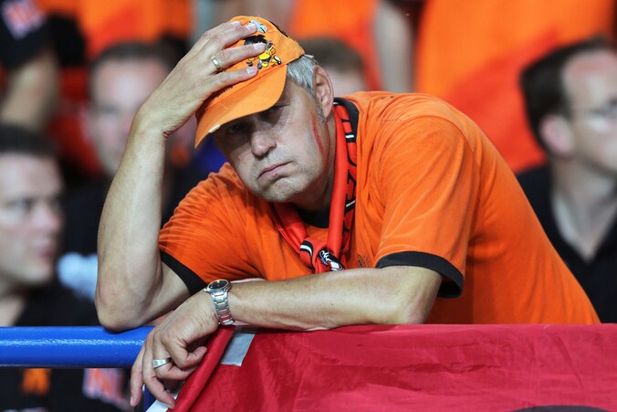 Deze fan had al een kater in het stadion.