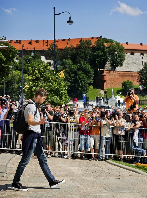 Klaas-Jan Huntelaar verliet het hotel in Krakau met gebogen hoofd.