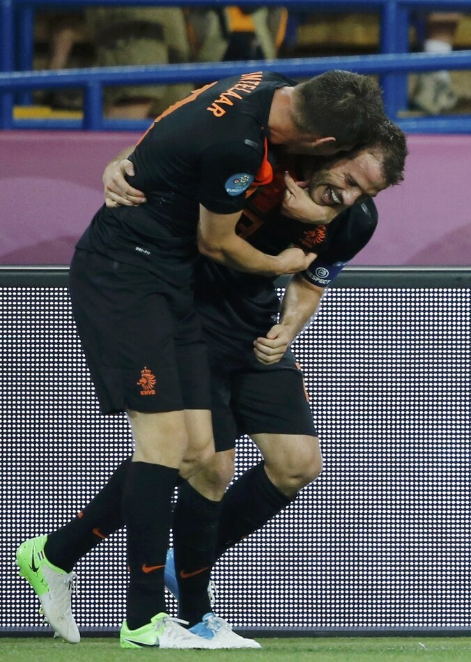 Twee invallers bij mekaar: Huntelaar feliciteert Van der Vaart met zijn goal tegen Portugal.