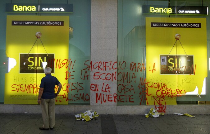 Demonstranten richten hun woede op filialen van Bankia, zoals hier in Madrid.