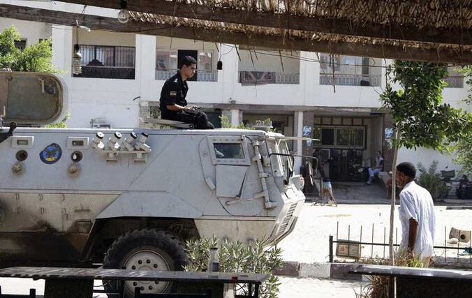 Egyptische militairen bewaken het ziekenhuis in al-ARish waar de lichamen van de soldaten liggen die zondag aangevallen werden.