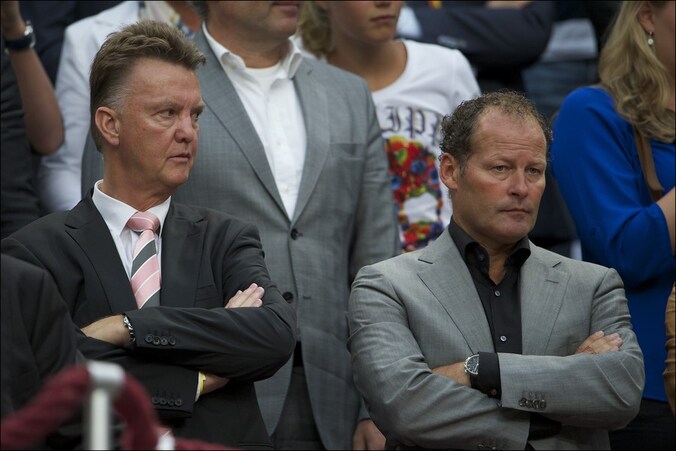 Louis Van Gaal (L) samen met assistent-trainer Danny Blind.