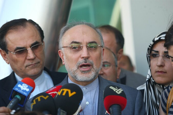 De Iraanse minister van Buitenlandse Zaken Salehi spreekt hier de pers toe.