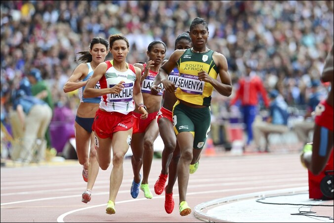 De gespierde Semenya voert de forcing in 'haar' reeks van de 800 meter.