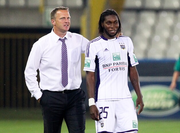 Van den Brom feliciteert matchwinnaar Mbokani.