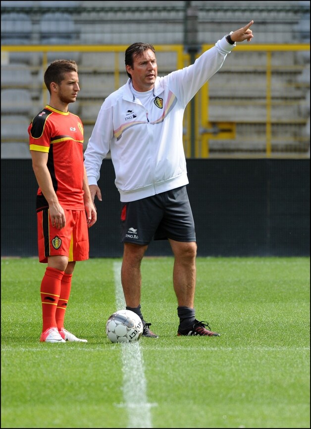 Wilmots samen met PSV'er Mertens op training