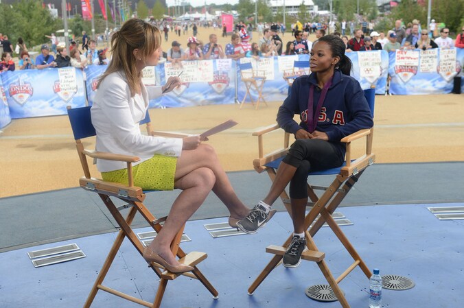 Turnster Gabby Douglas wordt geïnterviewd door NBC-presentatrice Savannah Guthrie.