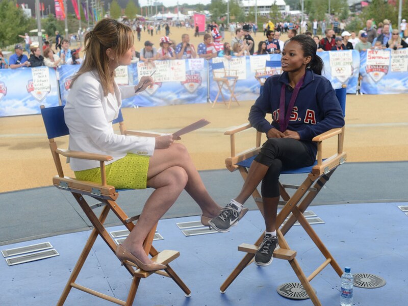Turnster Gabby Douglas wordt geïnterviewd door NBC-presentatrice Savannah Guthrie.