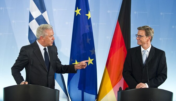 Duits minister van Buitenlandse Zaken Guido Westerwelle (rechts) en zijn Griekse collega Dimitris Avramopoulos op een personferentie in Berlijn aan de vooravond van de gesprekken tussen Merkel en Samaras.