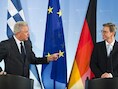 Duits minister van Buitenlandse Zaken Guido Westerwelle (rechts) en zijn Griekse collega Dimitris Avramopoulos op een personferentie in Berlijn aan de vooravond van de gesprekken tussen Merkel en Samaras.