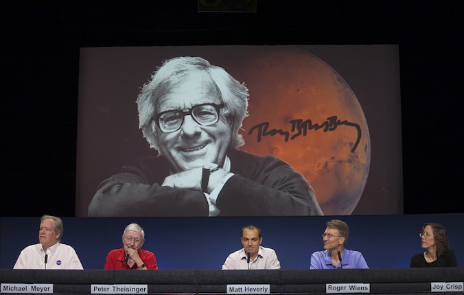 NASA-wetenschappers hebben de landingsstrook van de Curiosity genoemd naar auteur Ray Bradbury.
