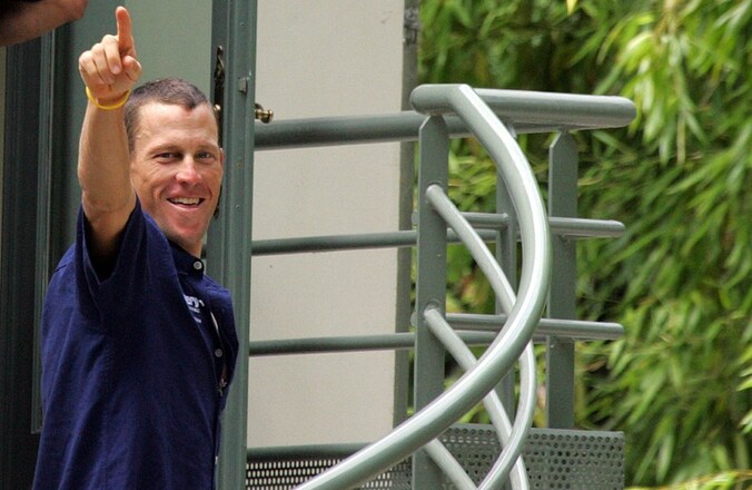 Armstrong aan zijn hotel in Pau tijdens de Tour van 2005.