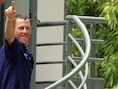 Armstrong aan zijn hotel in Pau tijdens de Tour van 2005.