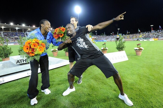 Blake (L) en Bolt vermaken zich op de atletiekmeeting van Lausanne.