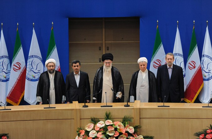 De topmannen van het Iraanse regime, met centraal Ayatollah Khamenei en links van hem president Ahmadinejad.