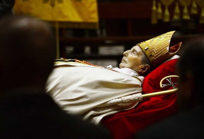 Het opgebaarde lijk van kardinaal Carlo Maria Martini in de Dom van Milaan. Hij wordt maandag begraven.