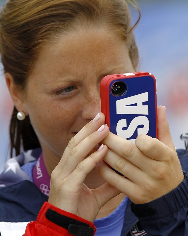 De Ameriaanse hockeyster Julia Reinprecht maakt een foto met haar smartphone.