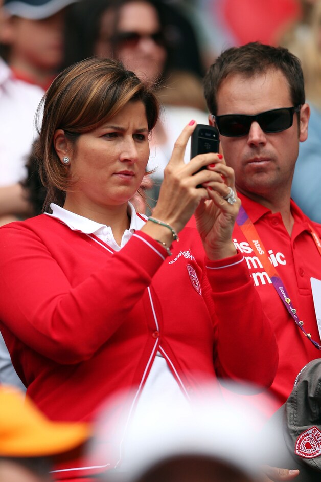 Mirka Federer, zet haar man Roger Federer op de foto tijdens zijn wedstrijd.