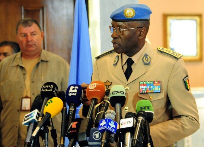Het konvooi van waarnemer Babacar Gaye (r.) werd aangevallen.