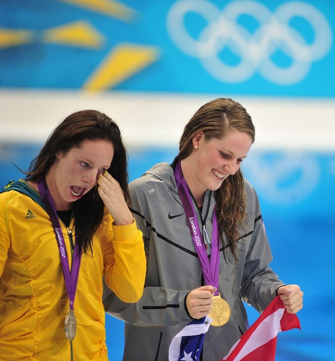 Seebohm veegt de tranen weg terwijl Missy Franklin straalt met haar gouden medaille.
