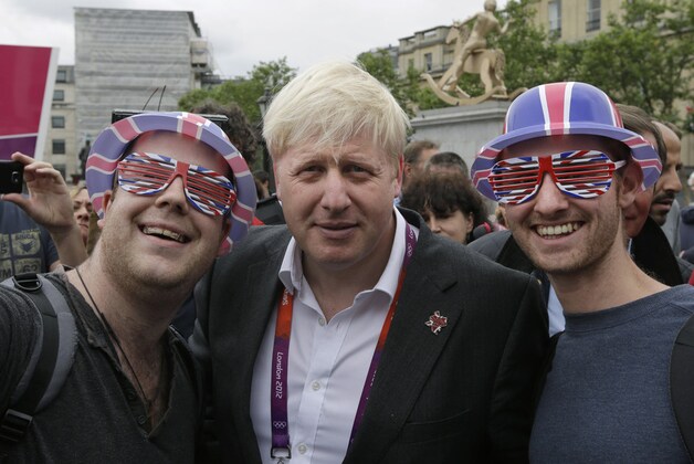 Boris Johnson tussen de fans.