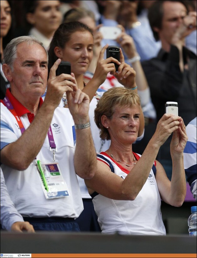 Moeder Judy (r) door het dolle heen.