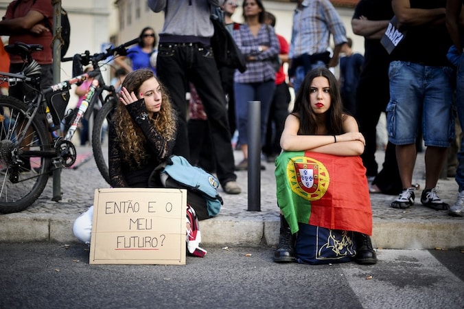 "Wat met mijn toekomst?", vraagt dit meisje zich voor het Portugese parlement af.