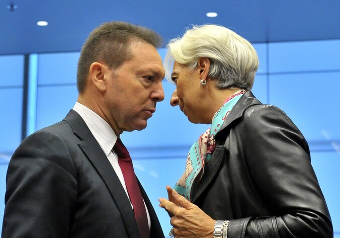 De Griekse minister van Financiën Yannis Stournaras wisselt van gedachten met IMF-voorzitter Christine Lagarde.