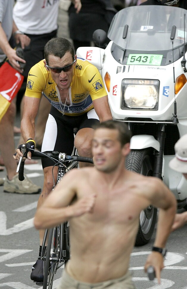 Armstrong won in 2004 de klimtijdrit op de Alpe.