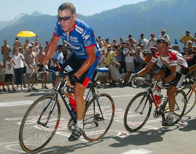 Lance Armstrong voert de forcing op l'Alpe d'Huez in de Tour van 2003.