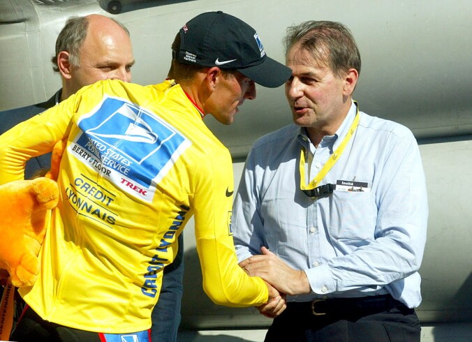 Jacques Rogge met Lance Armstrong tijdens de Tour van 2003.