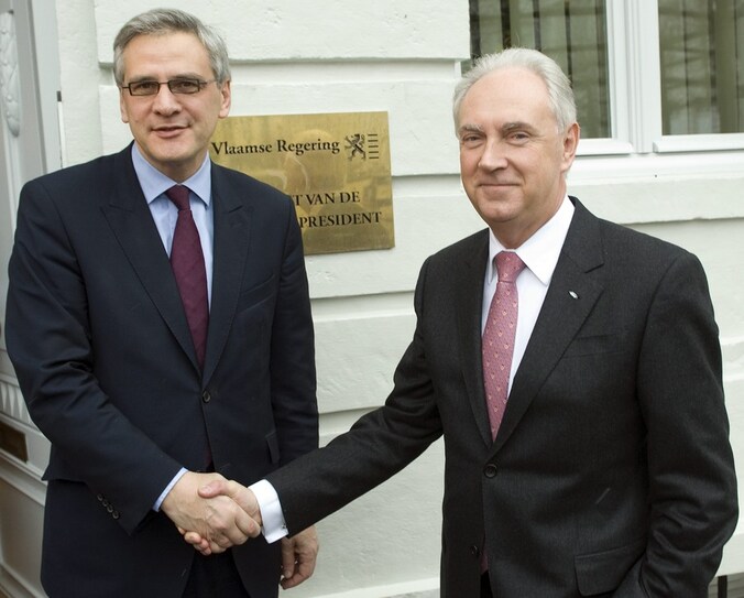 Kris Peeters en de Europese CEO John Fleming. Foto uit februari 2010.