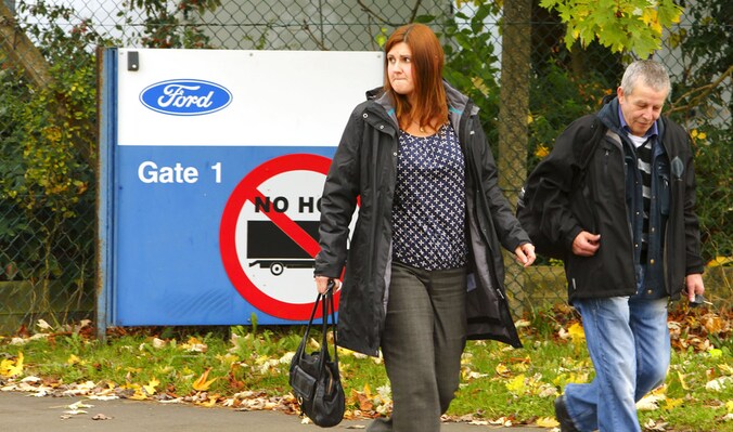 Arbeiders verlaten gelaten de Fordfabriek in Southampton.