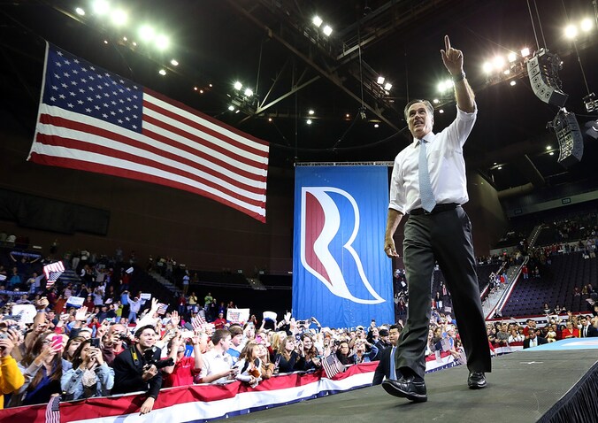 Mitt Romney tijdens zijn meeting in Pensacola, Forida. Zijn campagne-evenementen die zondag in Virginia gepland waren, werden geannuleerd vanwege de orkaan Sandy.