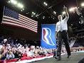 Mitt Romney tijdens zijn meeting in Pensacola, Forida. Zijn campagne-evenementen die zondag in Virginia gepland waren, werden geannuleerd vanwege de orkaan Sandy.