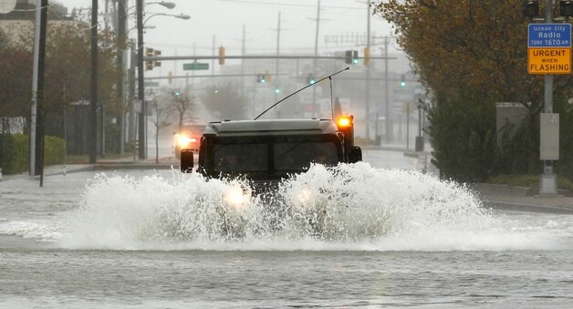 Militairen banen zich een weg door overstroomde straten in Ocean City, Maryland.