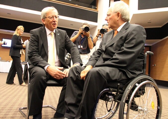 Jean-Claude Juncker (links) in gesprek met Duits Minister van Financiën Wolfgang Schäuble.