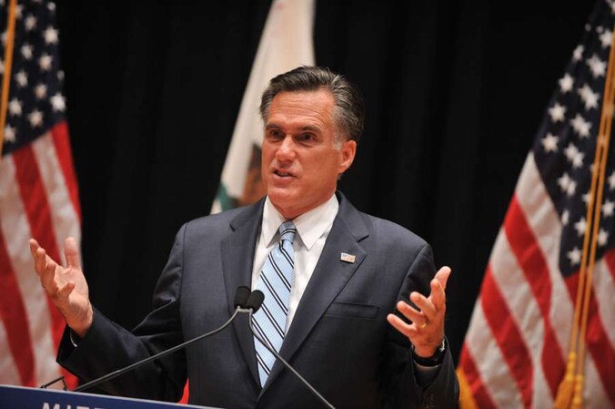 Mitt Romney spreekt de pers toe in Costa Mesa, Californië.