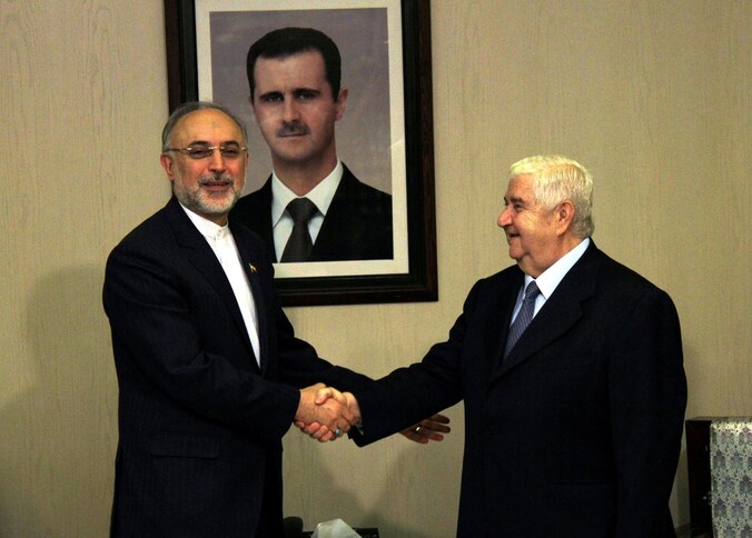 De Syrische minister van Buitenlandse Zaken schudt de hand van zijn Iraanse ambtsgenoot Salehi (links) in Damascus.