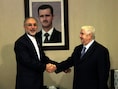 De Syrische minister van Buitenlandse Zaken schudt de hand van zijn Iraanse ambtsgenoot Salehi (links) in Damascus.