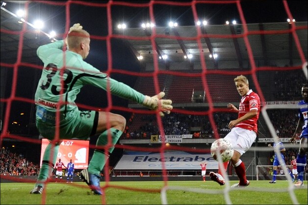 Buyens kon niet meer missen na de assist via de paal.