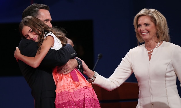Na het debat vliegen Romneys familieleden hem in de armen.