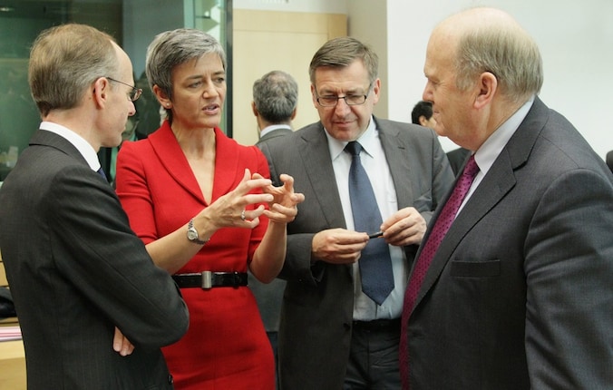 Vlnr: Luc Frienden, Margrethe Vestager, Steven Vanackere en Michael Noonan, de afgevaardigden van respectievelijk Luxemburg, Denemarken, België en Ierland.