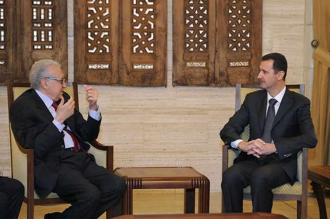 De Syrische president Bashar al-Assad ontmoet de internationale gezant Lakhdar Brahimi.