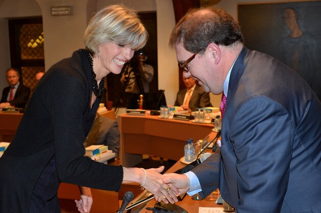 Ex-burgemeester Ilse Uyttersprot (CD&amp;V) wordt eerste schepen en krijgt felicitaties van haar opvolger Christoph D'Haese (N-VA).