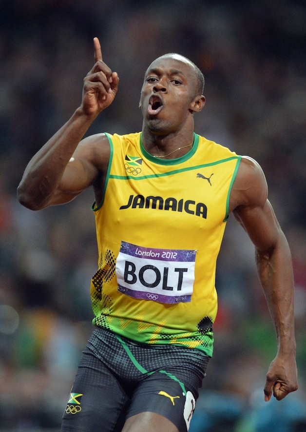 Usain Bolt trok zich van alle commotie niets aan en haalde het met de vingers in de neus.