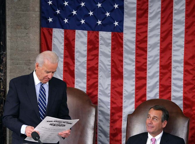 Joe Biden leest de stemmen voor aan Huisvoorzitter John Boehner.
